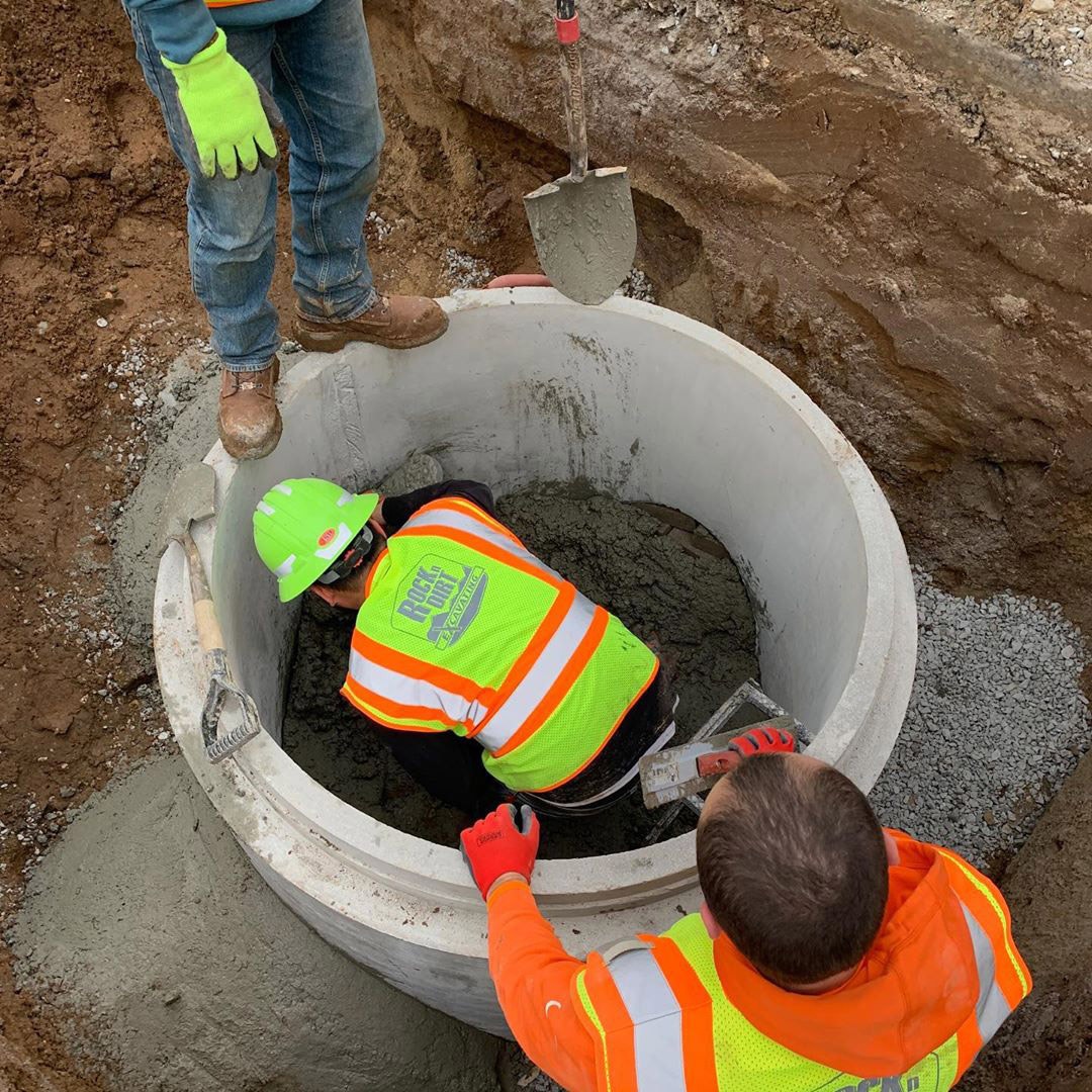 GSS Safety 1005/1006 Class 2 HiVis Contrast Mesh Zippered Safety Vest on @RockNDirt_Excavating